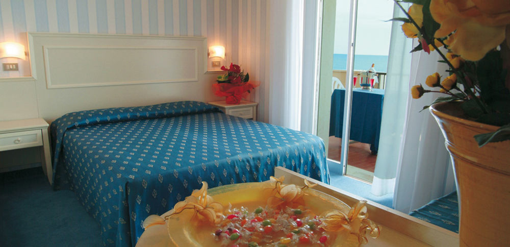 Hotel Foschi-Peninsula Беллария-Иджеа-Марина Экстерьер фото